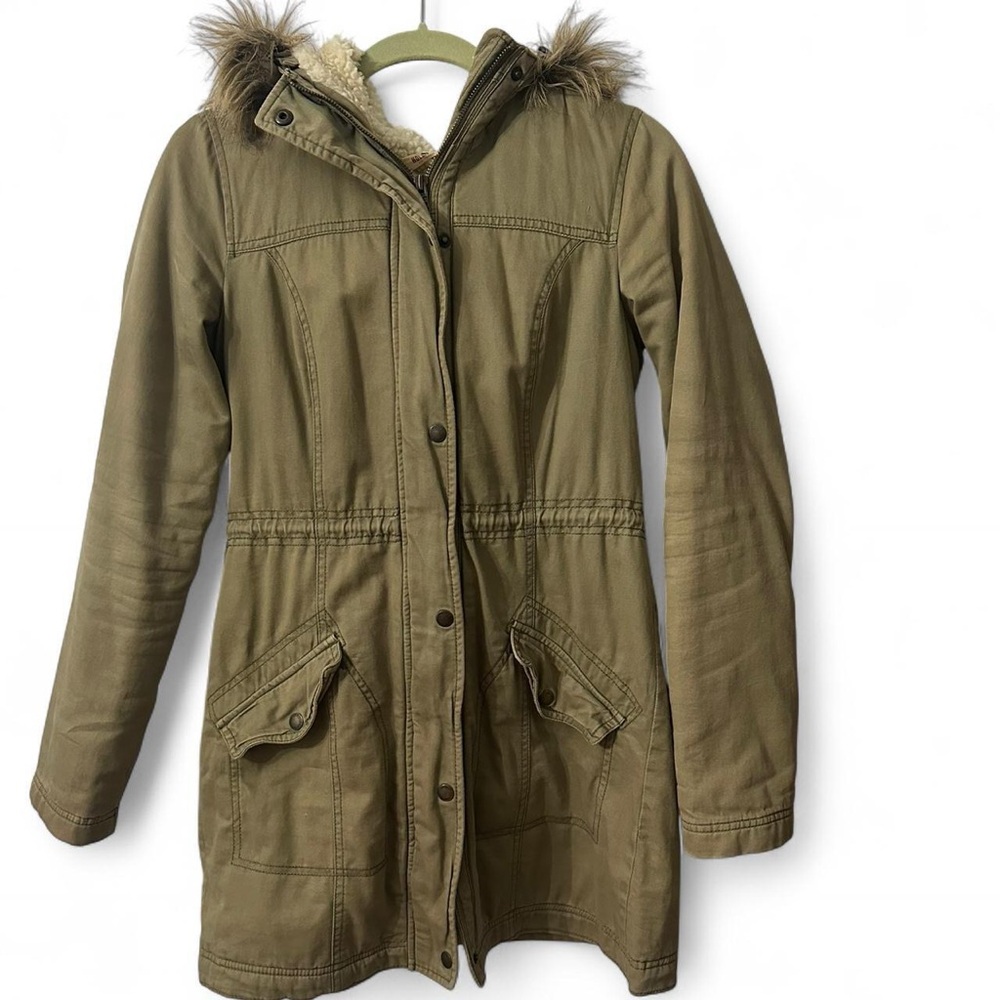 Stylish Green Parka with Faux Fur Hood